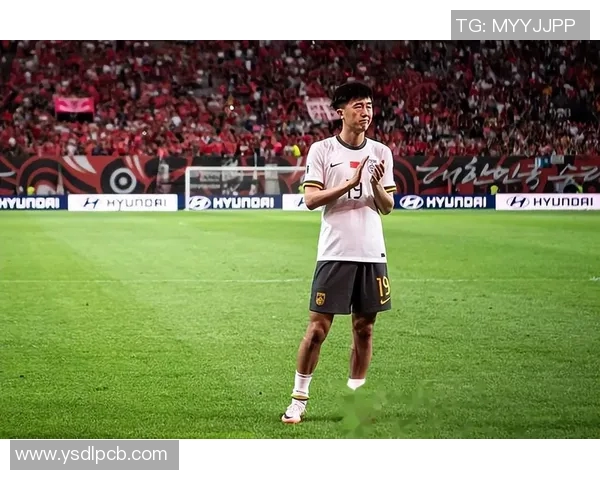 足球明星高清鼓包图片展示引发球迷热议与关注