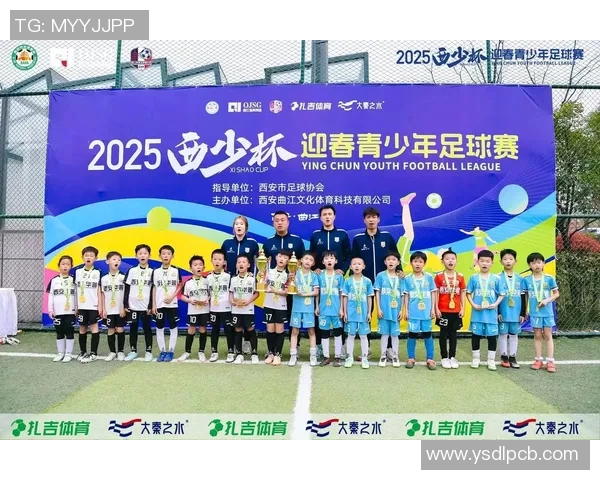 白色衣服下的足球明星风采与荣耀展现的精彩瞬间